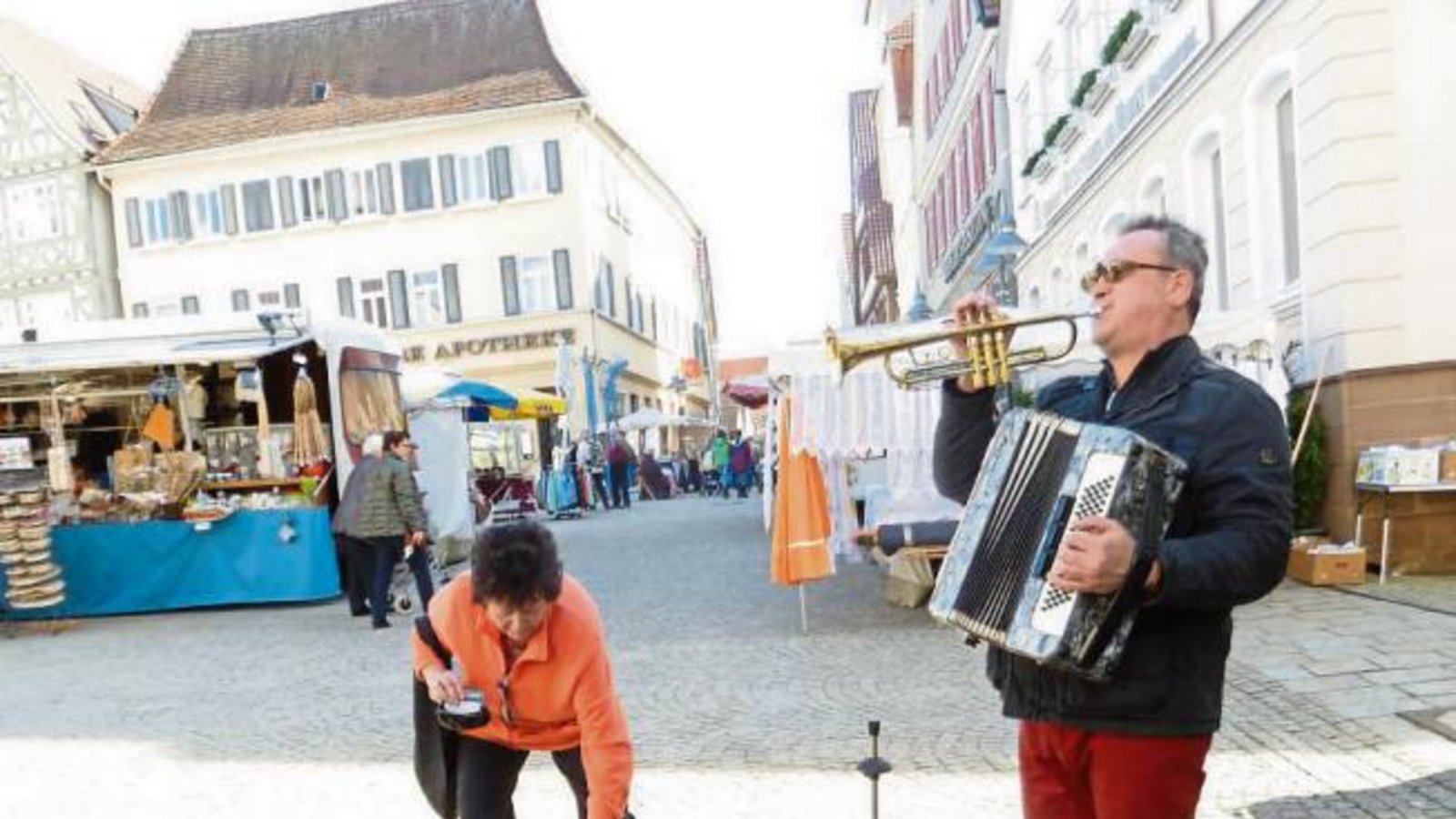 Gestern gab’s zum Vaihinger Krämermarkt noch Sonne und Musik dazu.  Foto: Rücker