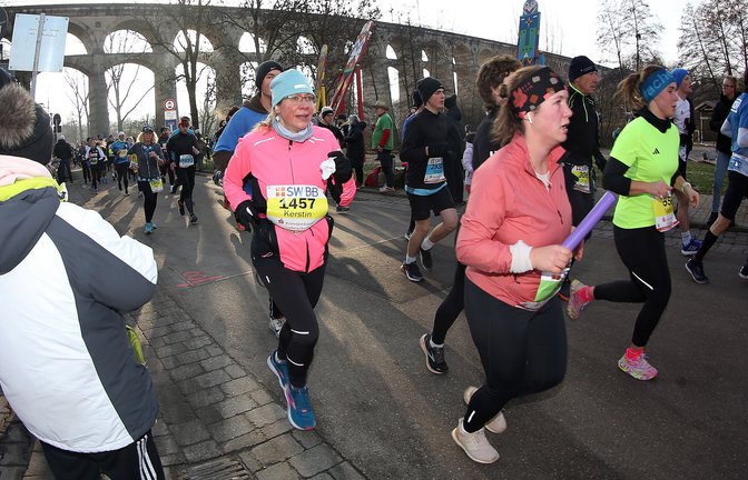 Vor einer beeindruckenden Kulisse ist der riesige Läufertross unterwegs. Die 10,5 Kilometer lange Laufstrecke führt durch die Bietigheimer Altstadt ebenso wie durch die Enzauen und mehrfach unterm Viadukt hindurch.. <span class='image-autor'>Fotos: Küppers</span>