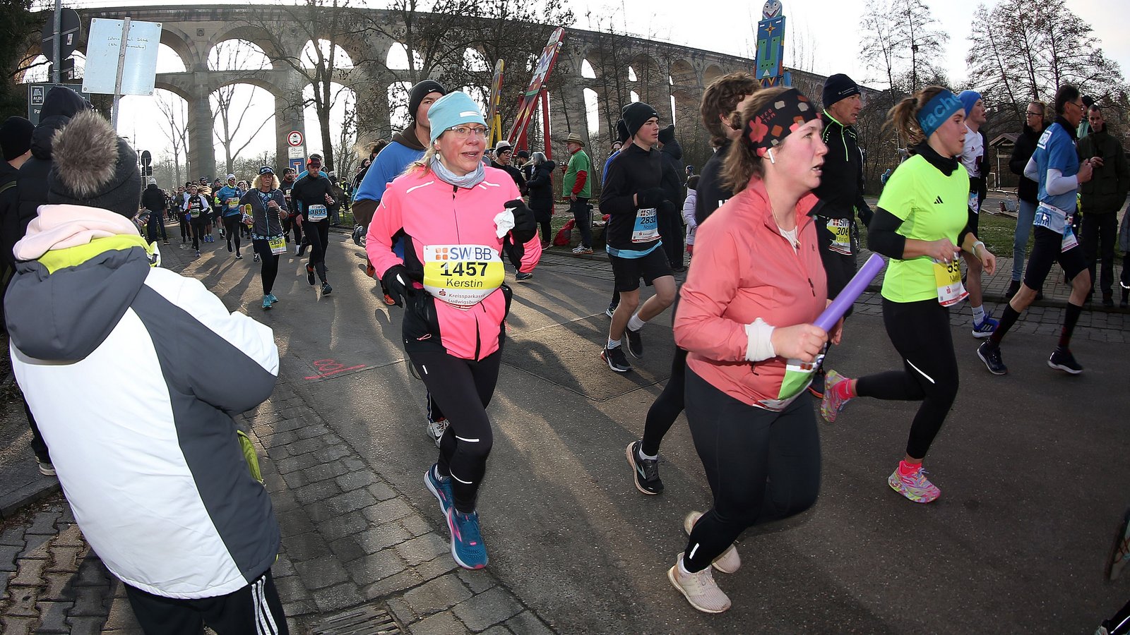 Vor einer beeindruckenden Kulisse ist der riesige Läufertross unterwegs. Die 10,5 Kilometer lange Laufstrecke führt durch die Bietigheimer Altstadt ebenso wie durch die Enzauen und mehrfach unterm Viadukt hindurch.. Fotos: Küppers