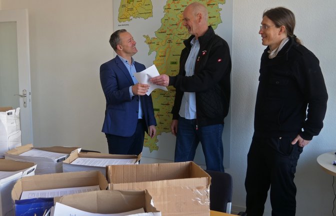 Gunnar Minstedt (Mitte) und Daniel Mesitschek (rechts) übergeben Verbandsdirektor Sascha Klein insgesamt 12 000 Stellungnahmen zur Planung von Windvorranggebieten.  <span class='image-autor'>Foto: Friedrich</span>