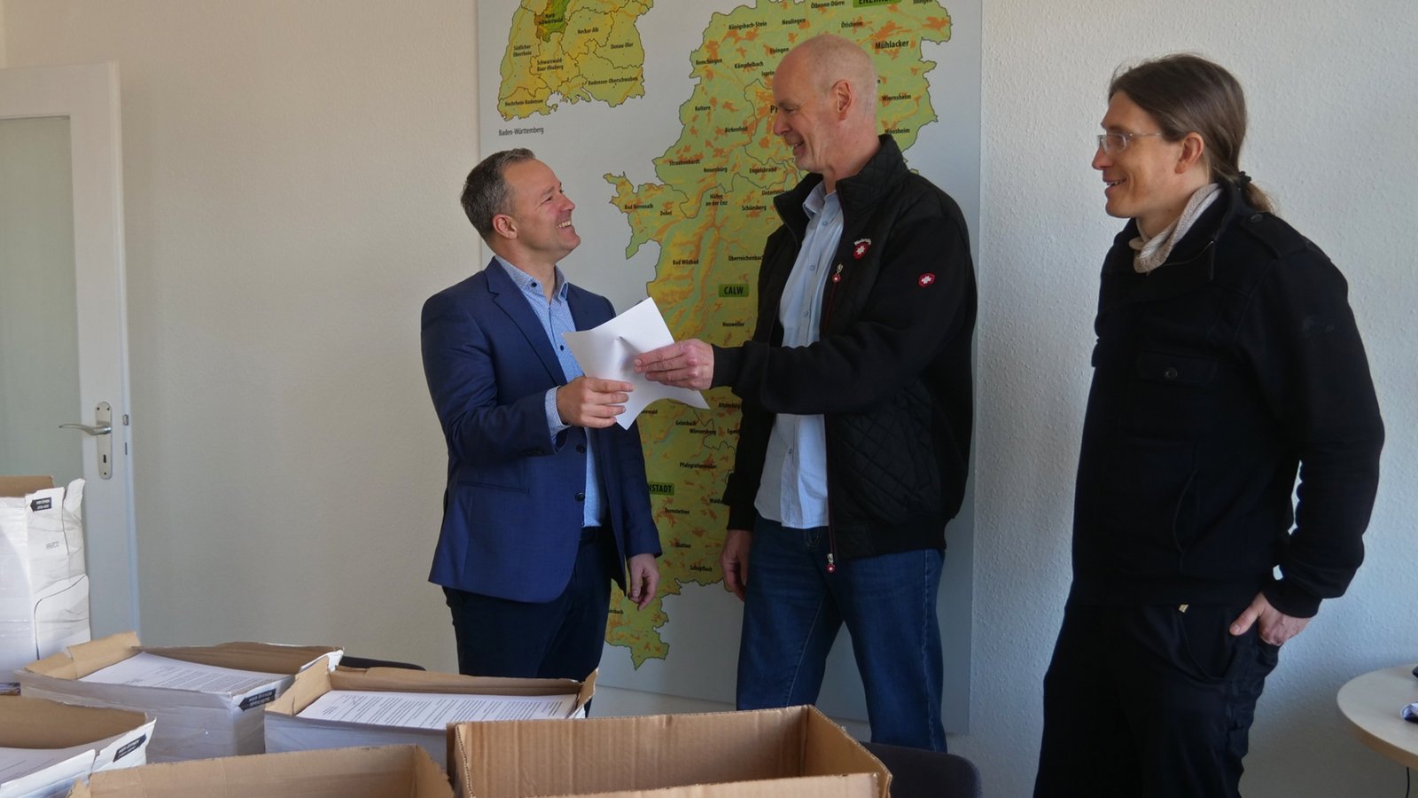 Gunnar Minstedt (Mitte) und Daniel Mesitschek (rechts) übergeben Verbandsdirektor Sascha Klein insgesamt 12 000 Stellungnahmen zur Planung von Windvorranggebieten. Foto: Friedrich Gunnar Minstedt (Mitte) und Daniel Mesitschek (rechts) übergeben Verbandsdirektor Sascha Klein insgesamt 12 000 Stellungnahmen zur Planung von Windvorranggebieten. Foto: Friedrich