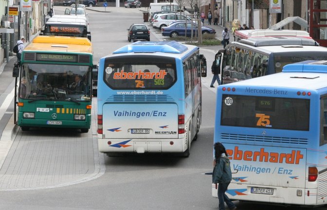 Reger Busverkehr in der Vaihinger Grabenstraße. Für drei Euro kann innerhalb der Stadtgrenzen den ganzen Tag Bus gefahren werden.  <span class='image-autor'>Foto: Arning</span>