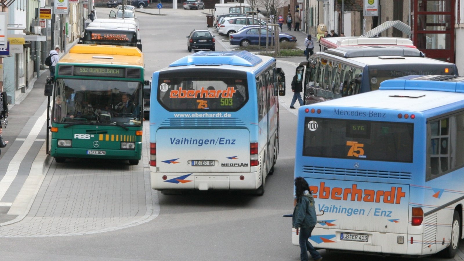 Reger Busverkehr in der Vaihinger Grabenstraße. Für drei Euro kann innerhalb der Stadtgrenzen den ganzen Tag Bus gefahren werden.  Foto: Arning