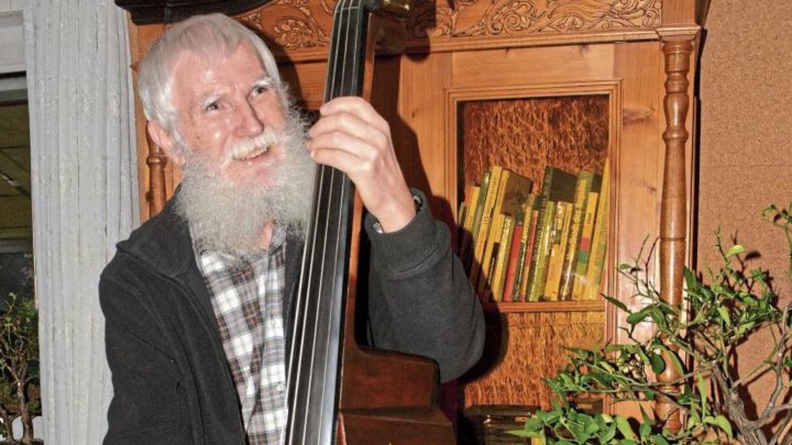 Hansjörg Michl und eines seiner Meisterstücke: das mannshohe Kontrabass-Banjo. Hansjörg Michl und eines seiner Meisterstücke: das mannshohe Kontrabass-Banjo.