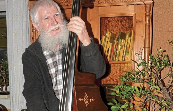 Hansjörg Michl und eines seiner Meisterstücke: das mannshohe Kontrabass-Banjo.