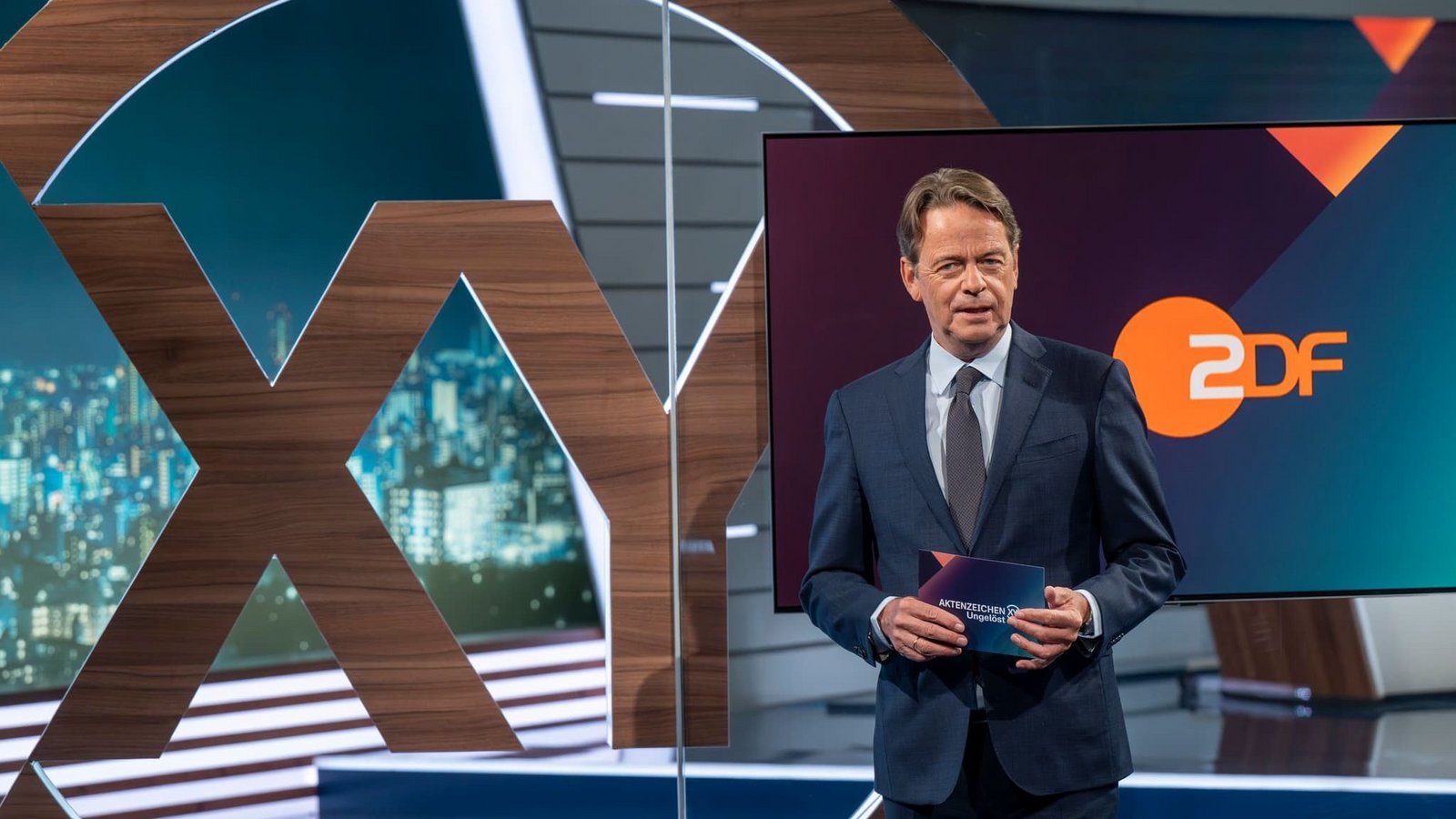 Moderator Rudi Cerne steht im ZDF-Studio von "Aktenzeichen XY… Ungelöst" auf dem Bavaria Film Gelände. (zu dpa: «Vermisstensuche im TV - So viele Hinweise bekam die Polizei»)Peter Kneffel/dpa Moderator Rudi Cerne steht im ZDF-Studio von "Aktenzeichen XY… Ungelöst" auf dem Bavaria Film Gelände. (zu dpa: «Vermisstensuche im TV - So viele Hinweise bekam die Polizei»)Peter Kneffel/dpa
