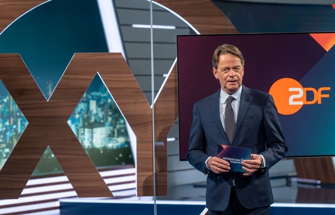Moderator Rudi Cerne steht im ZDF-Studio von "Aktenzeichen XY… Ungelöst" auf dem Bavaria Film Gelände. (zu dpa: «Vermisstensuche im TV - So viele Hinweise bekam die Polizei»)<span class='image-autor'>Peter Kneffel/dpa</span>