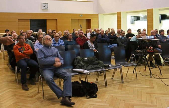 Diplom-Ingenieur Jürgen Stotz erläutert die diversen Aspekte der verschiedenen Varianten.  Foto: Rücker