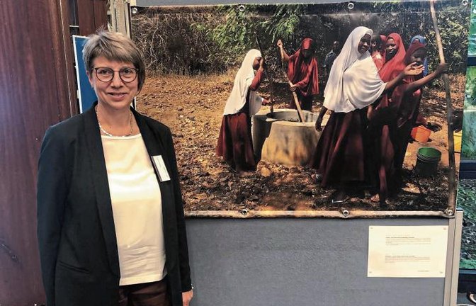 Zehn Jahre Klimapartnerschaften – aus diesem Anlass hatte die „Servicestelle Kommunen in der Einen Welt“ einen Wettbewerb veranstaltet, bei dem ein Foto aus Masasi den zweiten Platz errungen hat. Das Bild zeigt die Koordinatorin der Partnerschaft, Angela Gewiese.  Foto: LE