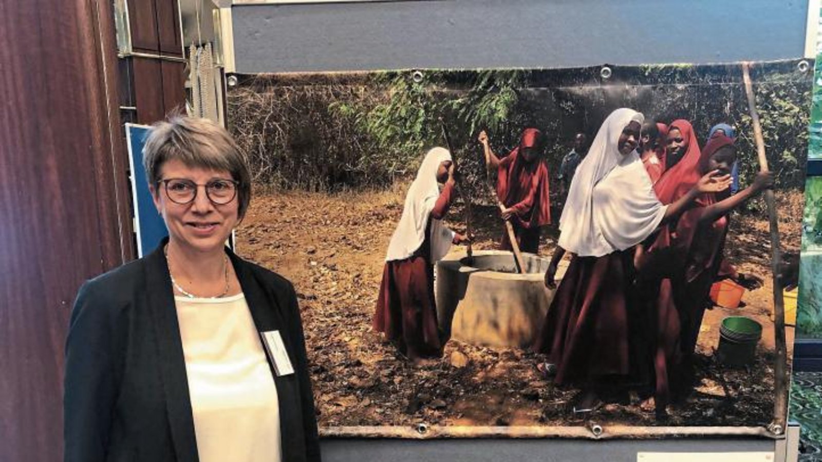 Zehn Jahre Klimapartnerschaften – aus diesem Anlass hatte die „Servicestelle Kommunen in der Einen Welt“ einen Wettbewerb veranstaltet, bei dem ein Foto aus Masasi den zweiten Platz errungen hat. Das Bild zeigt die Koordinatorin der Partnerschaft, Angela Gewiese.  Foto: LE