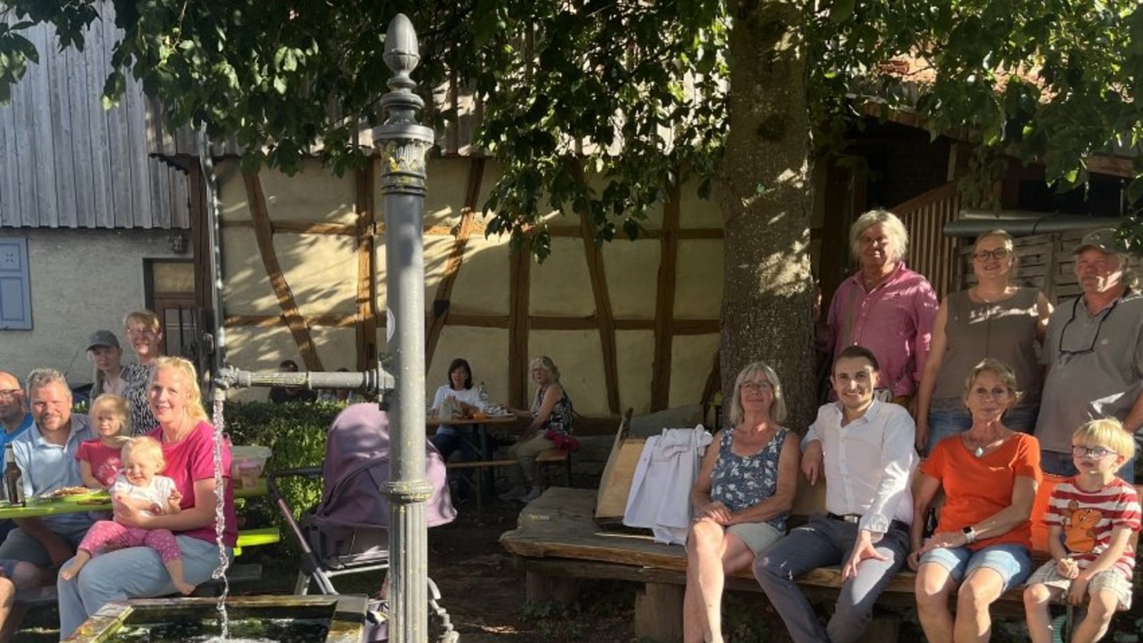 Ein Ort zum Schwätzen und Erholen: der Dorfbrunnen in Ochsenbach. Foto: Glemser