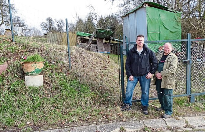 Die Hobbyschäfer Martin Stange und sein Sohn Stephan wollen für den Erhalt des Unterstands kämpfen. Das Bild zeigt den Blick von der Straße auf den Unterstand im Hintergrund. Rechts hinten ist das Heulager zu sehen.  Foto: Schmid