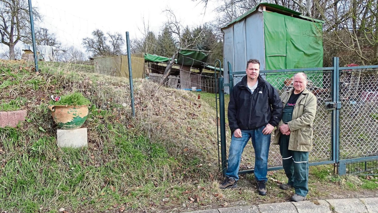 Die Hobbyschäfer Martin Stange und sein Sohn Stephan wollen für den Erhalt des Unterstands kämpfen. Das Bild zeigt den Blick von der Straße auf den Unterstand im Hintergrund. Rechts hinten ist das Heulager zu sehen. Foto: Schmid Die Hobbyschäfer Martin Stange und sein Sohn Stephan wollen für den Erhalt des Unterstands kämpfen. Das Bild zeigt den Blick von der Straße auf den Unterstand im Hintergrund. Rechts hinten ist das Heulager zu sehen. Foto: Schmid