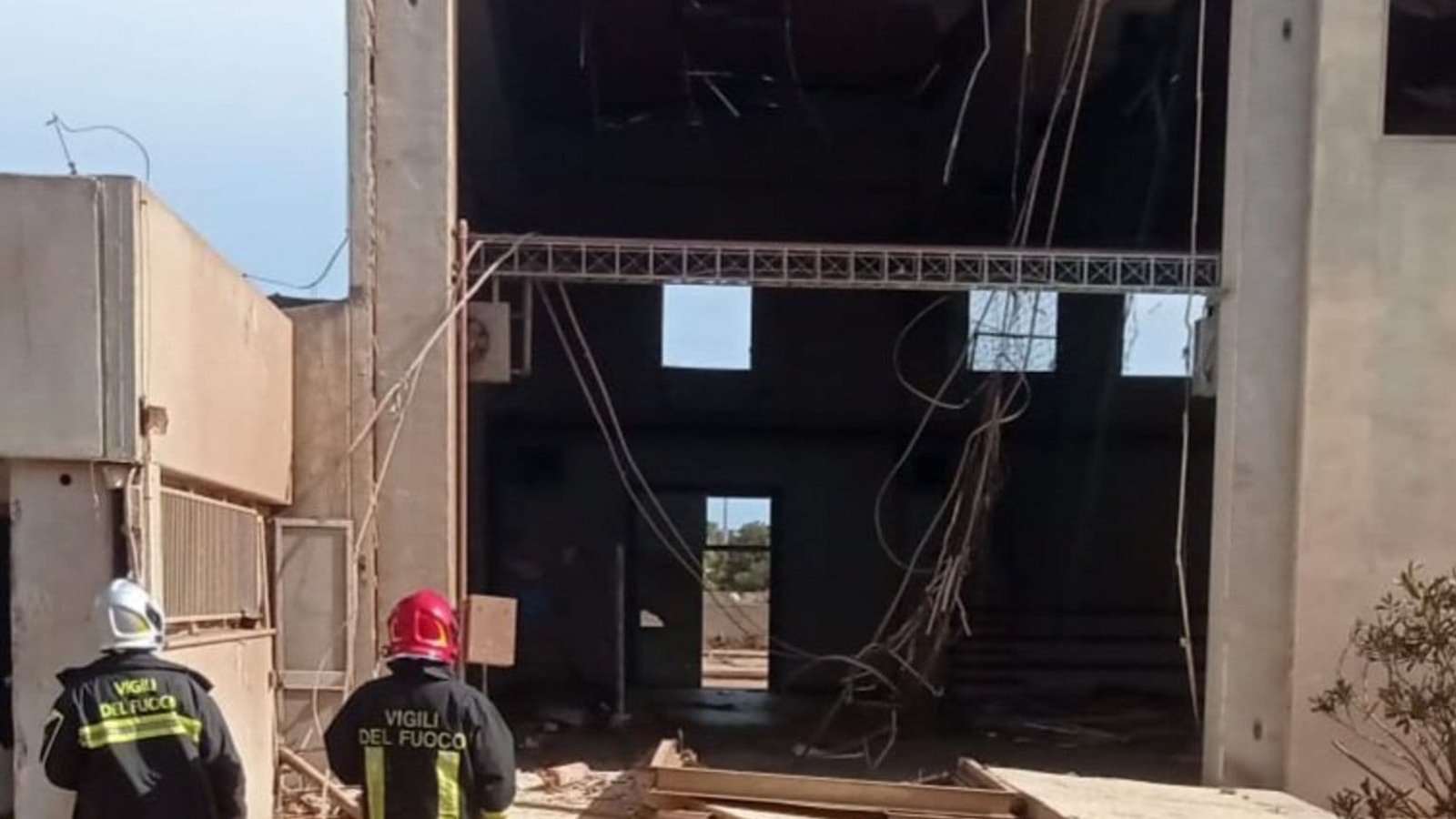 Ein bei schweren Unwettern beschädigtes Gebäude einer Schule auf Sizilien wird von Feuerwehrleuten untersucht. (zu dpa: «Schäden und Verletzte nach heftigen Unwettern auf Sizilien»)-/Vigili Del Fuoco/dpa