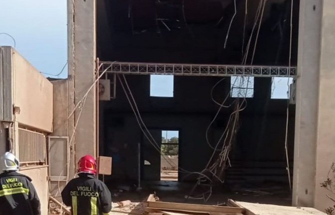 Ein bei schweren Unwettern beschädigtes Gebäude einer Schule auf Sizilien wird von Feuerwehrleuten untersucht. (zu dpa: «Schäden und Verletzte nach heftigen Unwettern auf Sizilien»)<span class='image-autor'>-/Vigili Del Fuoco/dpa</span>
