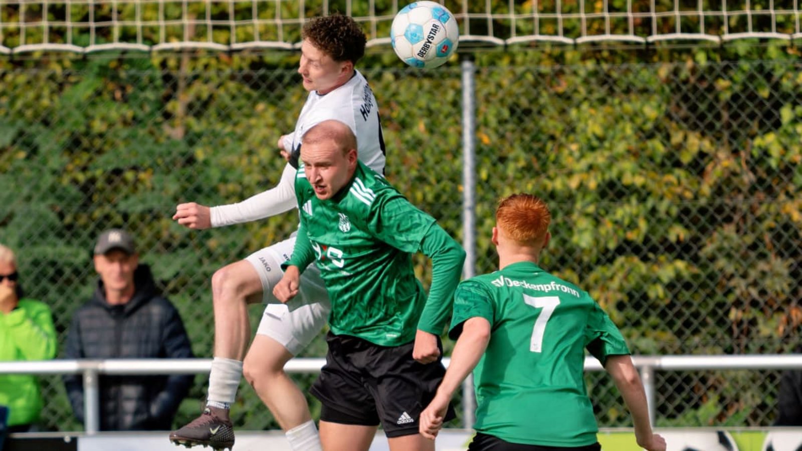 Tim Paulus (re.) und der SV Deckenpfronn haben trotz der 4:5-Niederlage bei der SpVgg Holzgerlingen einen Schritt nach vorne gemacht.Eibner/Carsten Schwering