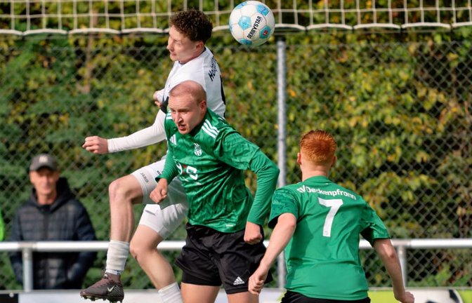 Tim Paulus (re.) und der SV Deckenpfronn haben trotz der 4:5-Niederlage bei der SpVgg Holzgerlingen einen Schritt nach vorne gemacht.<span class='image-autor'>Eibner/Carsten Schwering</span>