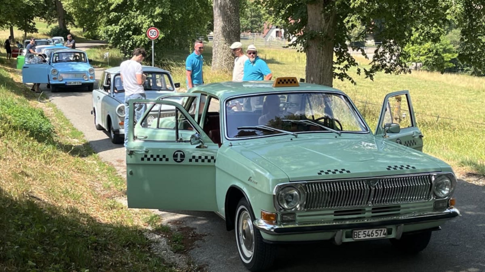 Ein Wolga-Taxi, Baujahr 1972, mit kyrillisch beschriftetem Taxometer führt bei der sommerlichen Ausfahrt eine kleine Trabi-Schlange an.Martin Tschepe Ein Wolga-Taxi, Baujahr 1972, mit kyrillisch beschriftetem Taxometer führt bei der sommerlichen Ausfahrt eine kleine Trabi-Schlange an.Martin Tschepe