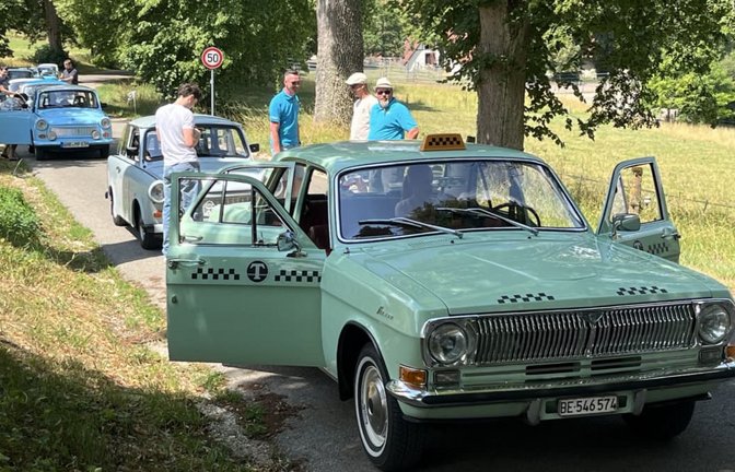 Ein Wolga-Taxi, Baujahr 1972, mit kyrillisch beschriftetem Taxometer führt bei der sommerlichen Ausfahrt eine kleine Trabi-Schlange an.<span class='image-autor'>Martin Tschepe</span>