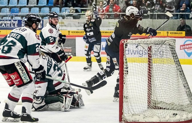 Der Grundstein zum Halbfinaleinzug. Jason Pinizzotto hat das 1:0 erzielt, dreht jubelnd ab. Michael Rohner, Lukas Steinhauer und Max Renner sind geschlagen. Foto: Simecek