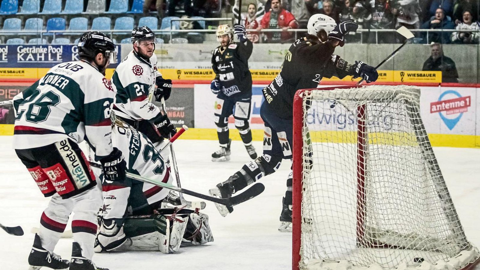 Der Grundstein zum Halbfinaleinzug. Jason Pinizzotto hat das 1:0 erzielt, dreht jubelnd ab. Michael Rohner, Lukas Steinhauer und Max Renner sind geschlagen. Foto: Simecek Der Grundstein zum Halbfinaleinzug. Jason Pinizzotto hat das 1:0 erzielt, dreht jubelnd ab. Michael Rohner, Lukas Steinhauer und Max Renner sind geschlagen. Foto: Simecek