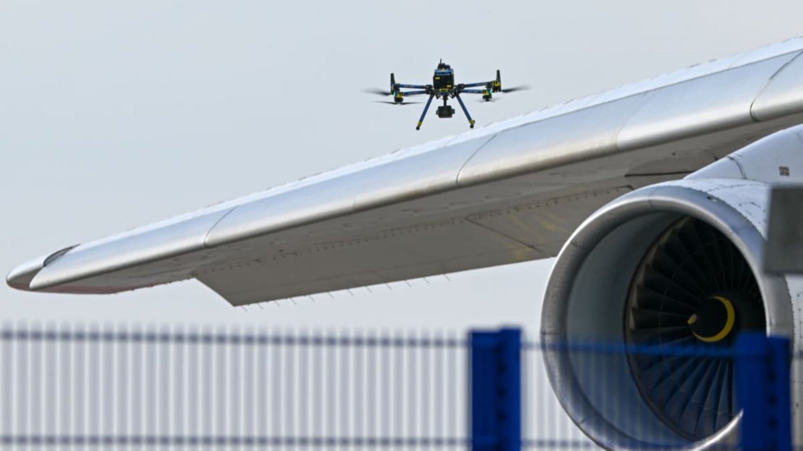 Eine Drohne der Polizei ist über einer Flugzeugtragfläche zu sehen.Hendrik Schmidt/dpa Eine Drohne der Polizei ist über einer Flugzeugtragfläche zu sehen.Hendrik Schmidt/dpa