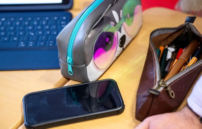 Smartphones an Schulen sind zunehmend ein Problem.<span class='image-autor'>Sina Schuldt/dpa</span>