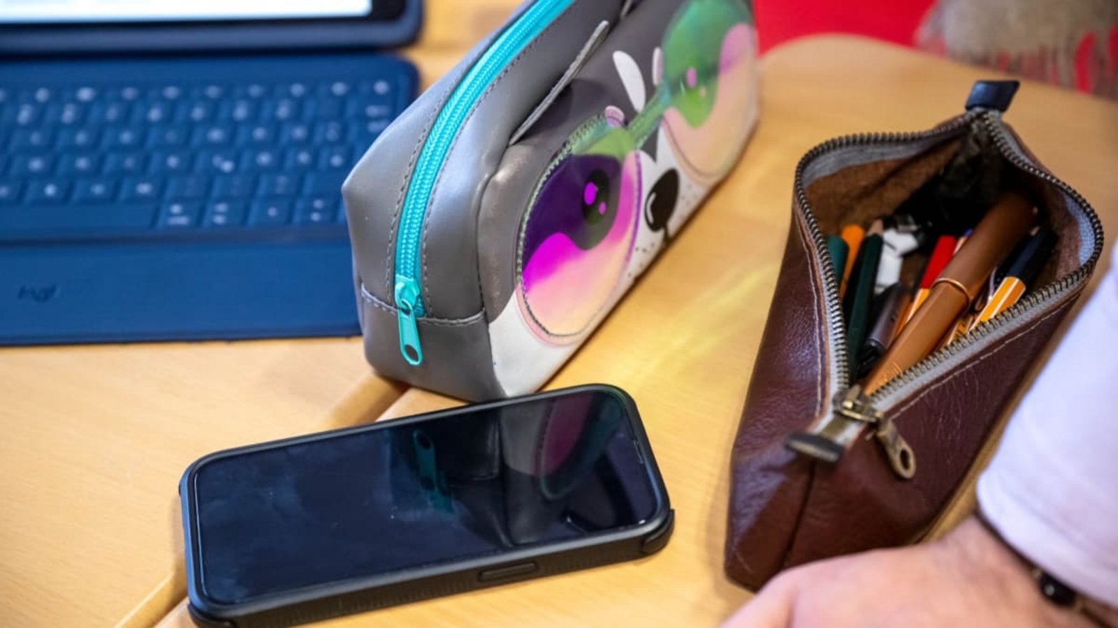 Smartphones an Schulen sind zunehmend ein Problem.Sina Schuldt/dpa