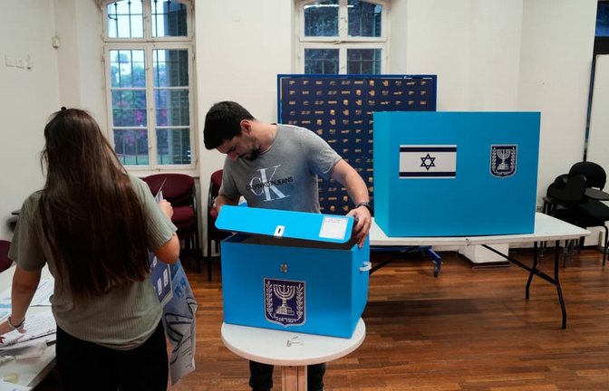 Parlamentswahl in Israel: 27.10.2026, Israel, Haifa: In einem Wahllokal werden im Vorfeld der Parlamentswahl Wahlurnen aufgestellt.<span class='image-autor'>Baz Ratner/AP/dpa</span>