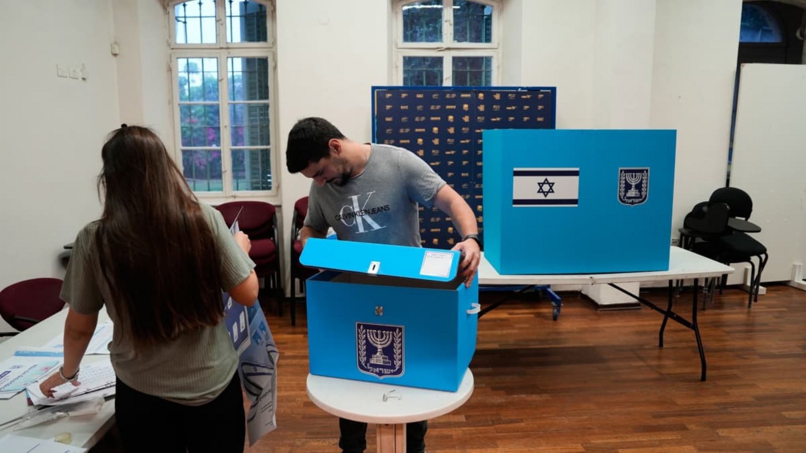 Parlamentswahl in Israel: 27.10.2026, Israel, Haifa: In einem Wahllokal werden im Vorfeld der Parlamentswahl Wahlurnen aufgestellt.Baz Ratner/AP/dpa Parlamentswahl in Israel: 27.10.2026, Israel, Haifa: In einem Wahllokal werden im Vorfeld der Parlamentswahl Wahlurnen aufgestellt.Baz Ratner/AP/dpa
