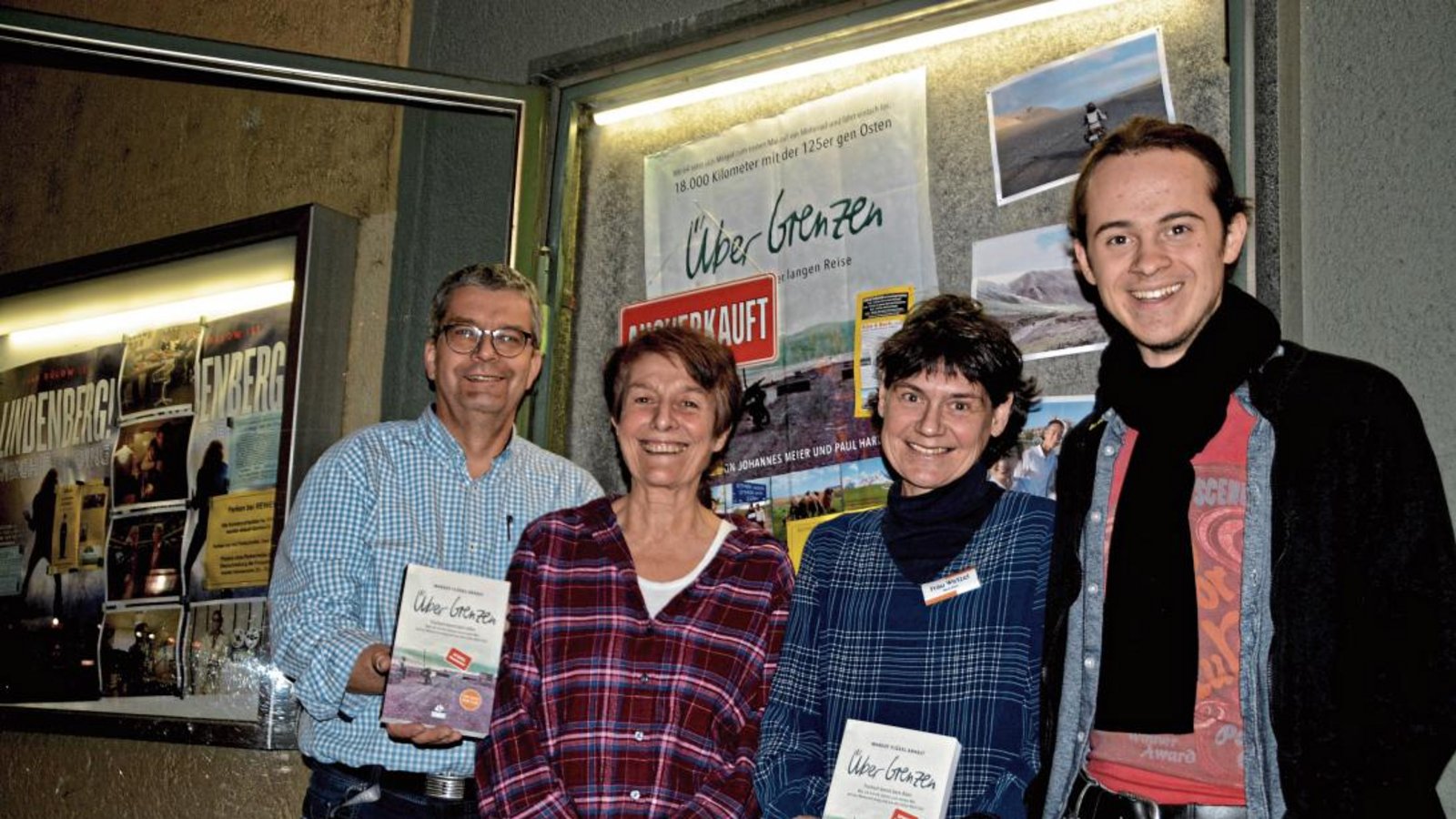 Für ein ausverkauftes Haus sorgte der Film „Über Grenzen“: Joachim Baensch vom Scala (von links), Autorin Margot Flügel-Anhalt, Angelika Wetzel von Buch-Elser und Regisseur Paul Hartmann freuen sich über das große Interesse.  Foto: Stahlfeld