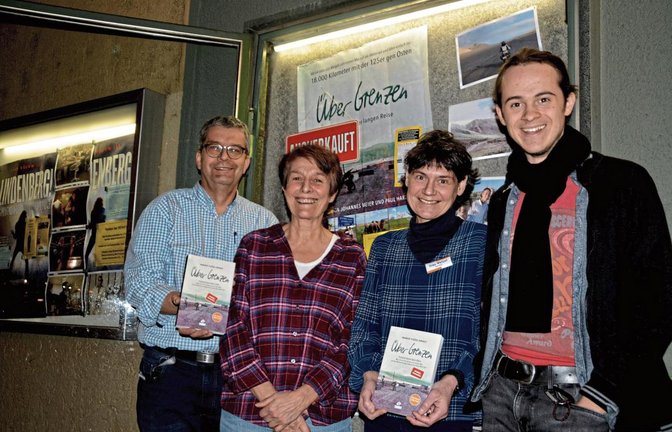 Für ein ausverkauftes Haus sorgte der Film „Über Grenzen“: Joachim Baensch vom Scala (von links), Autorin Margot Flügel-Anhalt, Angelika Wetzel von Buch-Elser und Regisseur Paul Hartmann freuen sich über das große Interesse.  Foto: Stahlfeld