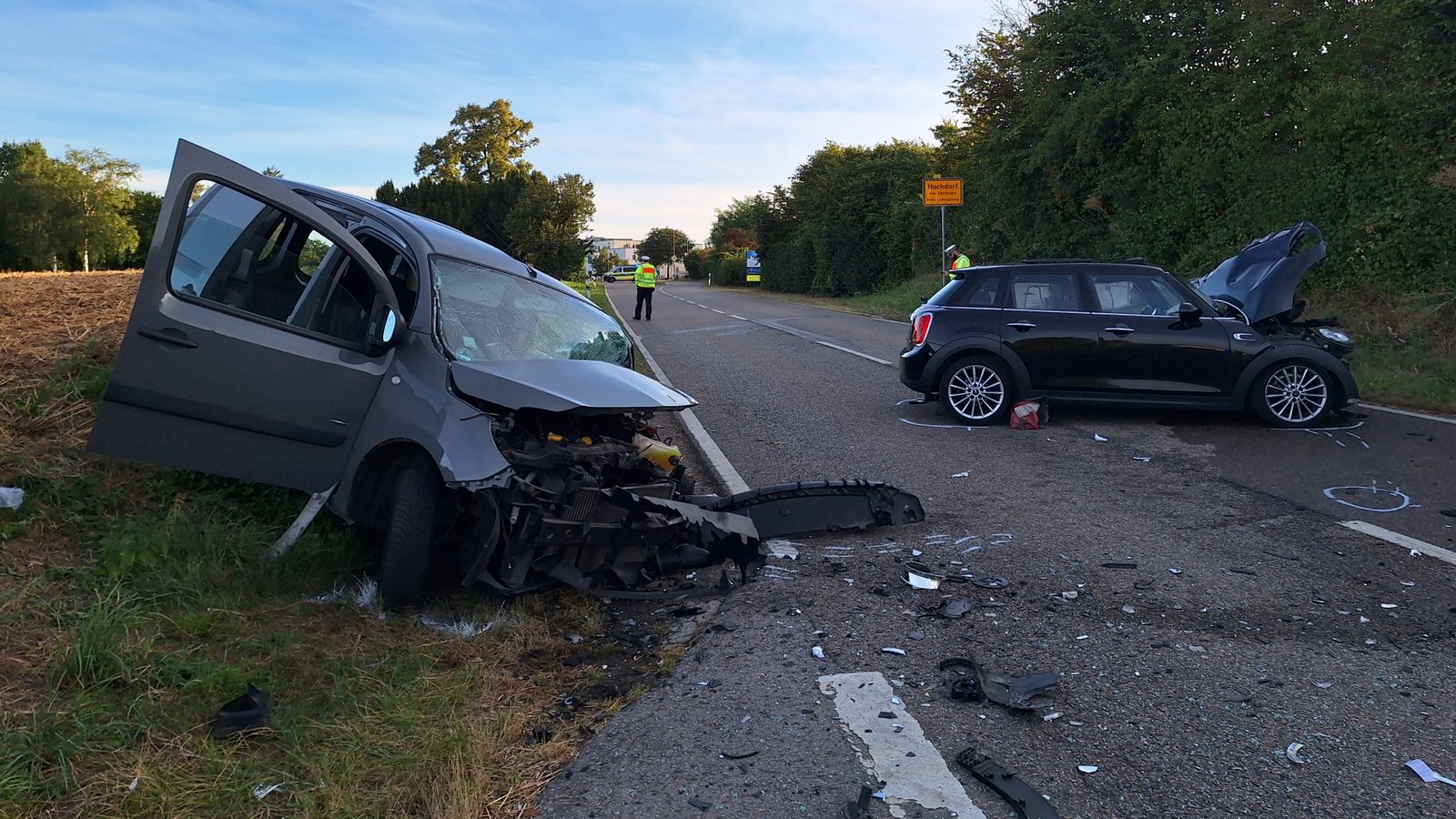 Bei dem Unfall am Hochdorfer Ortsausgang werden am Mittwochabend zwei Menschen schwer verletzt. Foto: Banholzer Bei dem Unfall am Hochdorfer Ortsausgang werden am Mittwochabend zwei Menschen schwer verletzt. Foto: Banholzer
