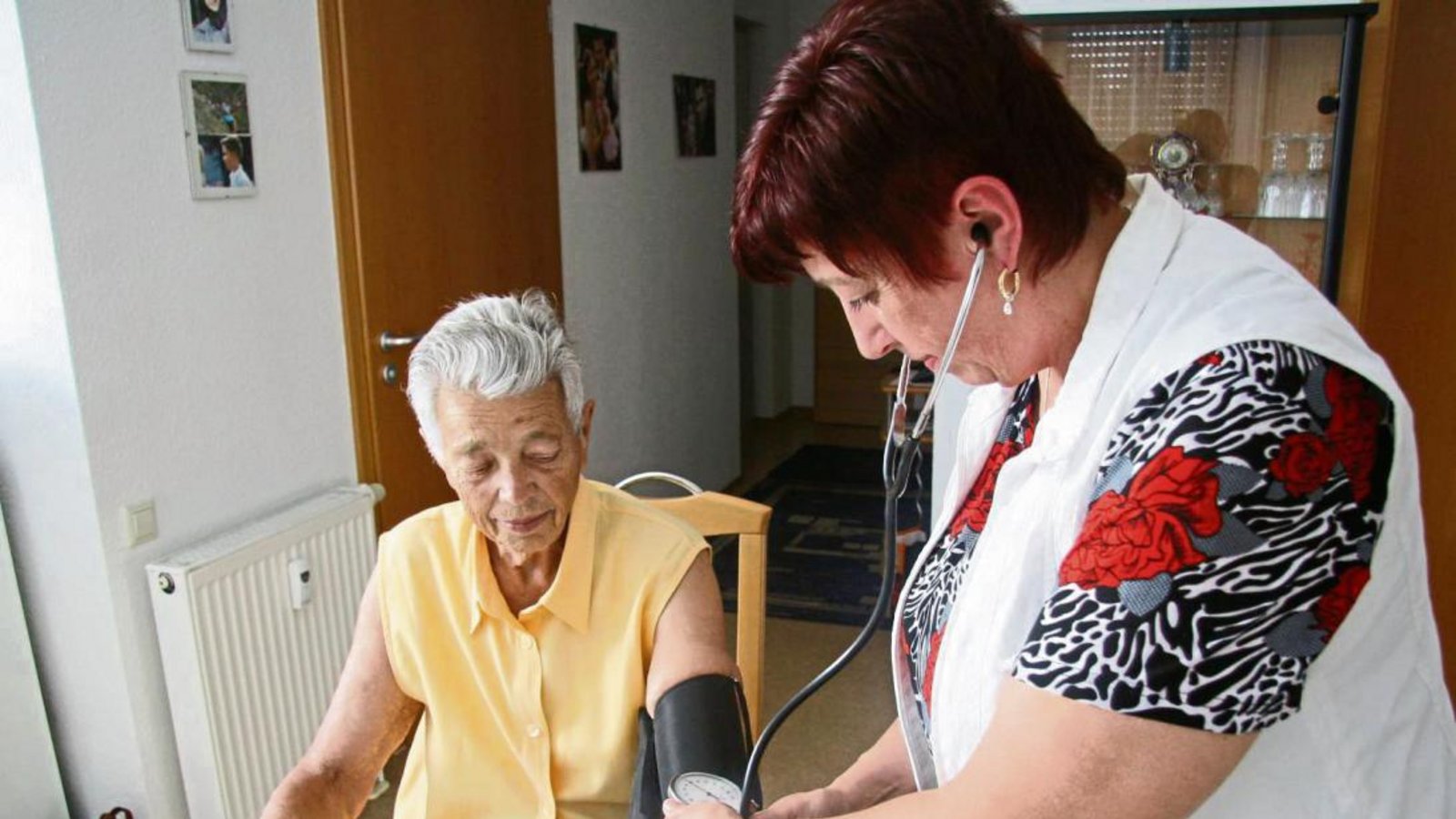 Versorgungsassistentin Jutta Potrick schaut regelmäßig bei Personen vorbei, die selbst nicht mehr zum Arzt gehen können. Eine ihrer Patientinnen ist ihre Mutter Elisabeth Potrick. Die 84-Jährige wohnt im Betreuten Wohnen in Sersheim. Foto: Rostek Versorgungsassistentin Jutta Potrick schaut regelmäßig bei Personen vorbei, die selbst nicht mehr zum Arzt gehen können. Eine ihrer Patientinnen ist ihre Mutter Elisabeth Potrick. Die 84-Jährige wohnt im Betreuten Wohnen in Sersheim. Foto: Rostek