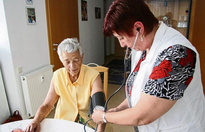 Versorgungsassistentin Jutta Potrick schaut regelmäßig bei Personen vorbei, die selbst nicht mehr zum Arzt gehen können. Eine ihrer Patientinnen ist ihre Mutter Elisabeth Potrick. Die 84-Jährige wohnt im Betreuten Wohnen in Sersheim. Foto: Rostek