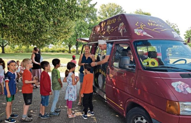 Eiszeit in Horrheim: Zum letzten Schultagvor den Sommerferien gab es als Überraschung vom Kinder- und Jugendfreizeitverein (Kiju) die kalte Süßspeise zur Erfrischung der Kinder aus Grundschule und Kindergarten.  Foto: Angermaier
