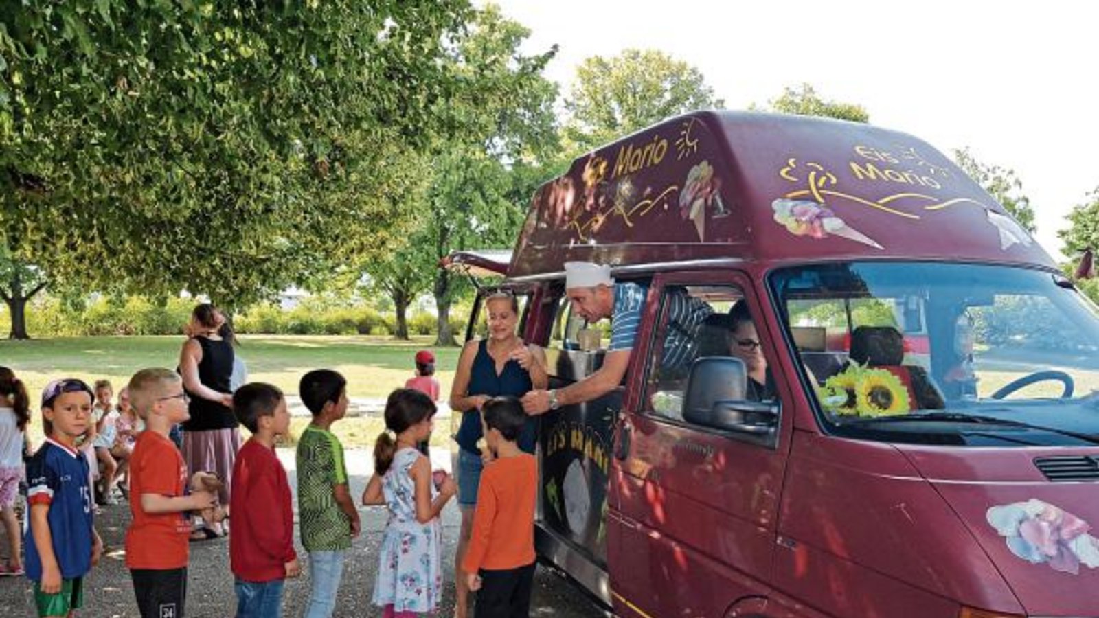 Eiszeit in Horrheim: Zum letzten Schultagvor den Sommerferien gab es als Überraschung vom Kinder- und Jugendfreizeitverein (Kiju) die kalte Süßspeise zur Erfrischung der Kinder aus Grundschule und Kindergarten. Foto: Angermaier Eiszeit in Horrheim: Zum letzten Schultagvor den Sommerferien gab es als Überraschung vom Kinder- und Jugendfreizeitverein (Kiju) die kalte Süßspeise zur Erfrischung der Kinder aus Grundschule und Kindergarten. Foto: Angermaier