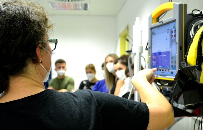 Den Monitor mit den Patientendaten galt es im Blick zu behalten.