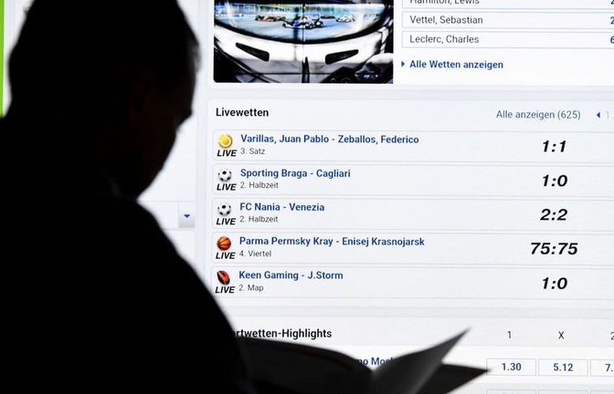 Ein Bildschirm mit Sportwetten: Die Werbung hat Folgen, gerade für risikobereite junge Menschen.<span class='image-autor'>Carsten Rehder/dpa</span>