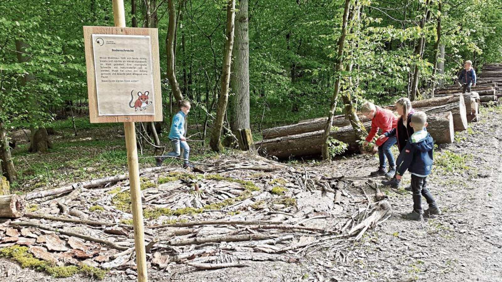 Die große Bodenschnecke aus Naturmaterialien regt die Fantasie der Kinder an. Fotos: Glemser Die große Bodenschnecke aus Naturmaterialien regt die Fantasie der Kinder an. Fotos: Glemser