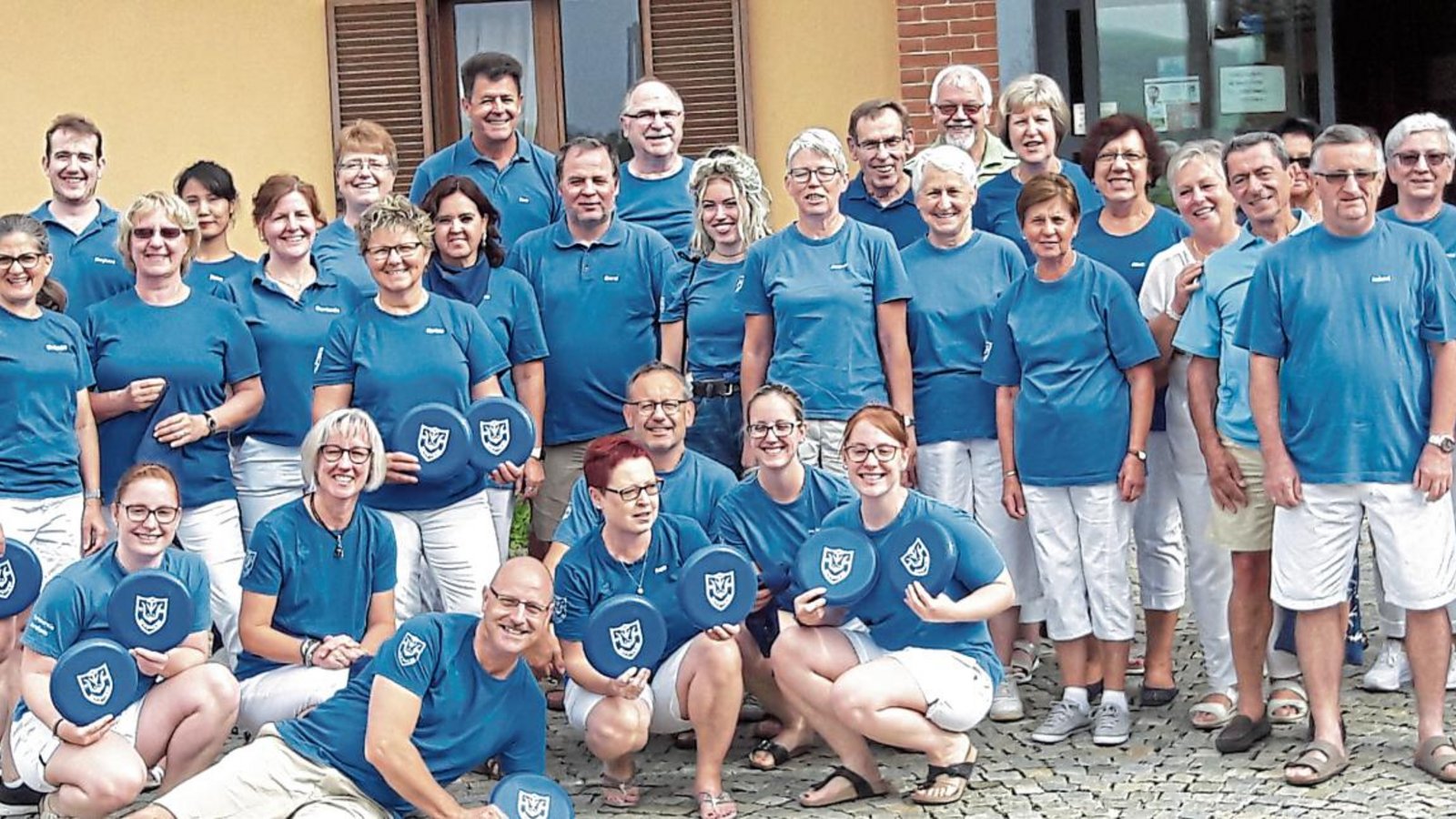 Eine große Gruppe des Turnvereins Sersheim war beim Pfirsichfest in der Partnerstadt Canale. Fotos: p