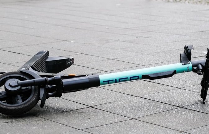 Erneut ereignet sich im Kreis Böblingen ein schwerer Unfall mit einem E-Scooter&nbsp;– diesmal kam es in Sindelfingen zu einem Sturz.<span class='image-autor'>Jens Kalaene/dpa-Zentralbild/dpa</span>