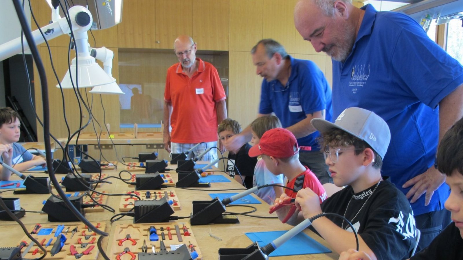 Höchst konzentriert nehmen die jungen Teilnehmer des Sachsenheimer Ferienprogramms am Elektronikprojekt teil. Foto: Lothar Makkens