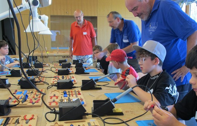 Höchst konzentriert nehmen die jungen Teilnehmer des Sachsenheimer Ferienprogramms am Elektronikprojekt teil. <span class='image-autor'>Foto: Lothar Makkens</span>
