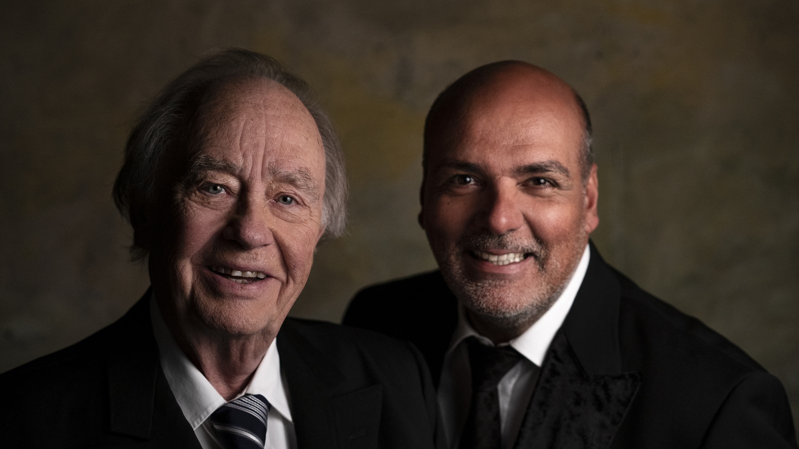 René Kollo (links) und Jay Alexander besingen auf ihrer neuen CD „Romantische Abendlieder“. Erscheinen wird sie am 11. Februar. Foto: Steinmetz René Kollo (links) und Jay Alexander besingen auf ihrer neuen CD „Romantische Abendlieder“. Erscheinen wird sie am 11. Februar. Foto: Steinmetz