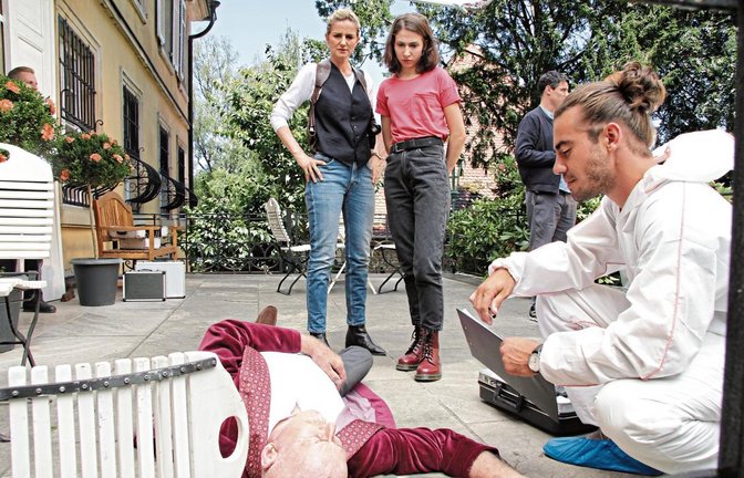 Kriminalhauptkommissarin Katja Weidemann (von links: Elisabeth von Koch), Polizeihochschülerin Sara Chérif (Amina Merai) und Rechtsmediziner Dr. Benedikt Förster (Florian Wünsche) untersuchen den Fall.  Fotos: Banholzer