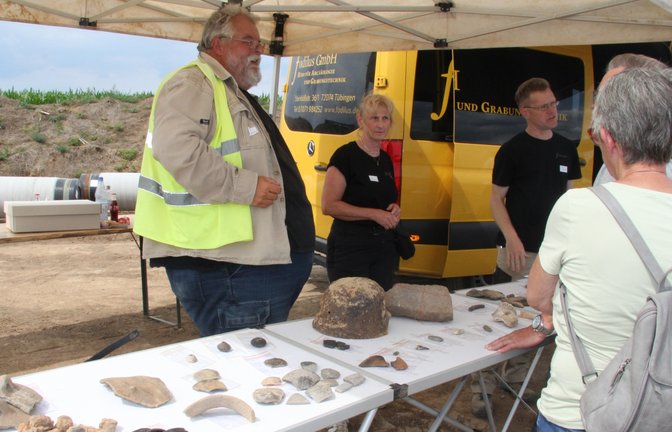 Archäologen präsentierten Fundstücke, die entlang der Trasse gefunden wurden.