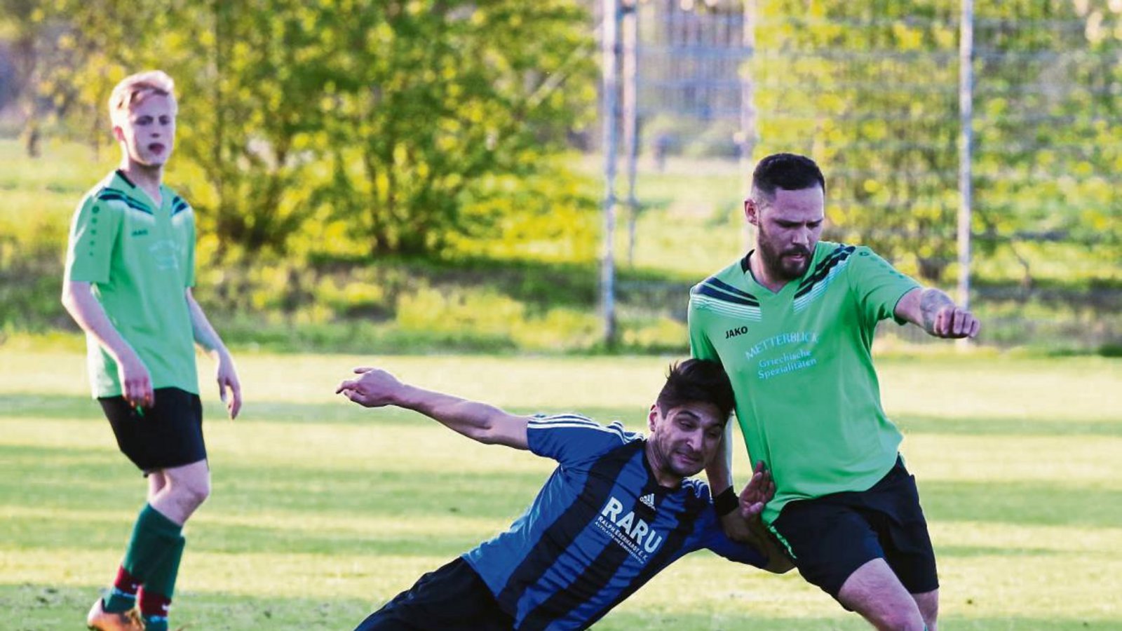 Gegen Qazim Susuri (rechts) zeigt der Enzweihinger Cihat Aytac Körpereinsatz, kommt aber nicht mehr an den Ball. Foto: Küppers