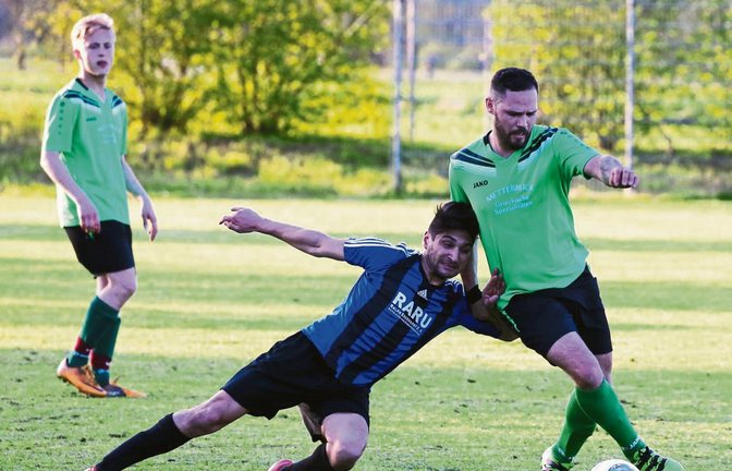 Gegen Qazim Susuri (rechts) zeigt der Enzweihinger Cihat Aytac Körpereinsatz, kommt aber nicht mehr an den Ball. Foto: Küppers