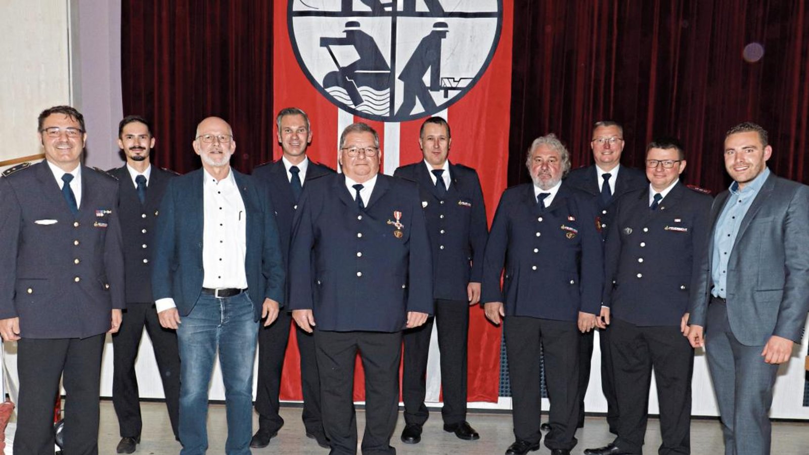 Neben dem Kommandanten, seinem Vize und dem Bürgermeister würdigten auch die Vertreter des Kreisfeuerwehrverbands Andy Dorroch und Johannes Eberhardt (Erster und Zweiter von links) die Verdienste der Geehrten. Mit dem „Ehrenzeichen in Gold in besonderer Ausführung für mindestens 50 Jahre Einsatzdienst“ geehrt wurde Manfred Kühnle (Fünfter von links). Foto: Gergen Neben dem Kommandanten, seinem Vize und dem Bürgermeister würdigten auch die Vertreter des Kreisfeuerwehrverbands Andy Dorroch und Johannes Eberhardt (Erster und Zweiter von links) die Verdienste der Geehrten. Mit dem „Ehrenzeichen in Gold in besonderer Ausführung für mindestens 50 Jahre Einsatzdienst“ geehrt wurde Manfred Kühnle (Fünfter von links). Foto: Gergen